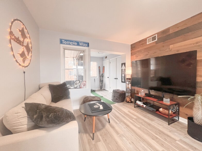 Primary Photo - 5737 Hobart St