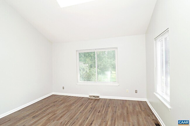 Building Photo - 573 Southampton Ct