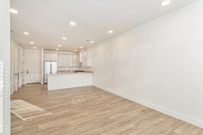 Building Photo - Beautiful Townhome in Kechter Farms!