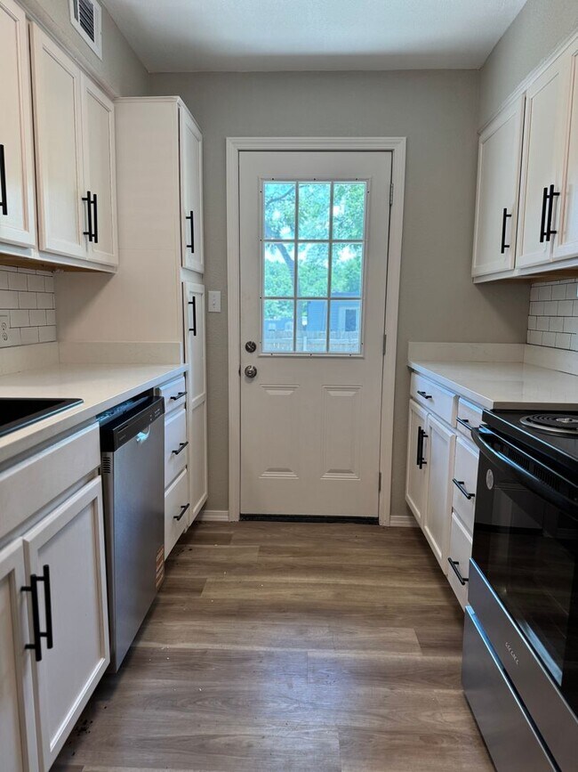 Building Photo - Newly renovated 3 bedroom 2.5 baths