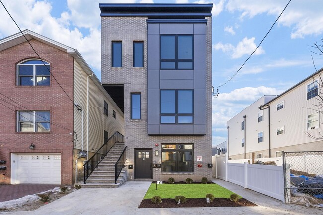 Building Photo - 13 Manhattan Ave