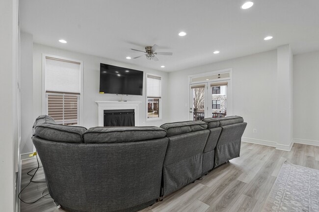 Building Photo - 22956 Aurora Vw Dr