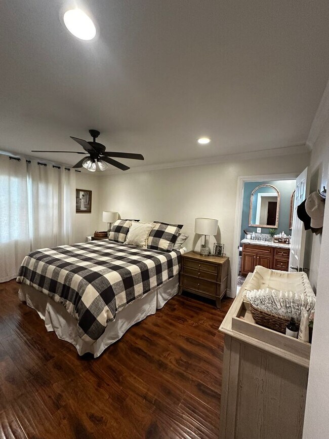 Building Photo - Gorgeous 3-Bedroom 2 bath Home with Pool A...
