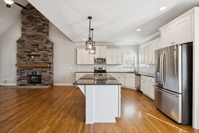 Building Photo - Welcome home to this beautifully maintaine...