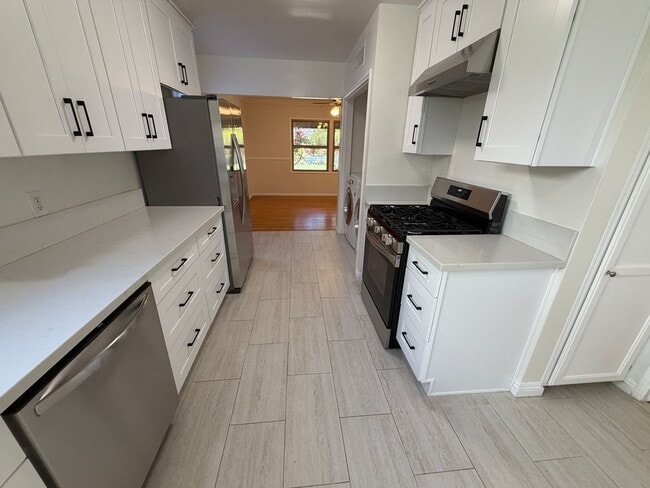 Building Photo - Newly Rehabbed Charming 3 Bed 2 Bath Home ...