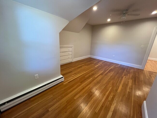 Building Photo - 90 Lyndhurst St