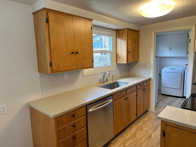 Building Photo - Beautifully updated duplex in South Eugene!