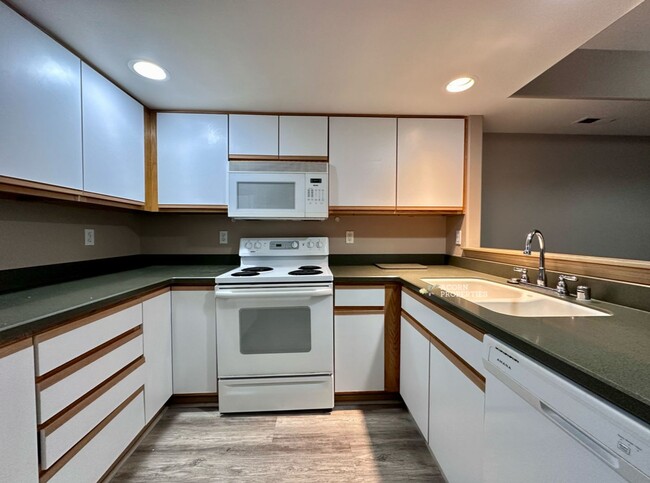 Building Photo - 915 SW Kimball Dr
