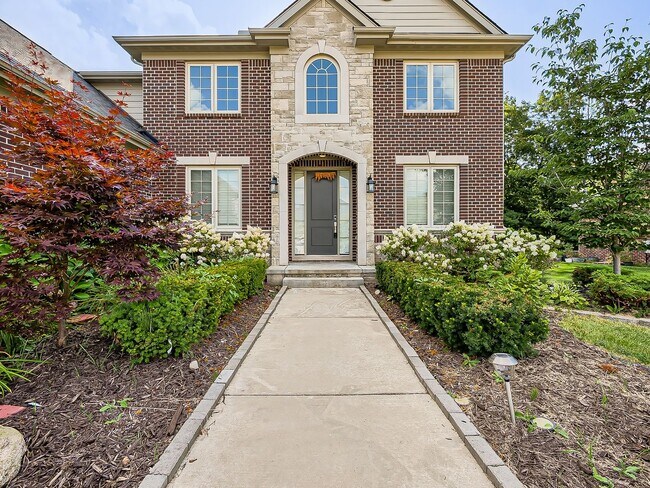 Building Photo - AVAILABLE NOW! Stunning 5-Bedroom Home in ...