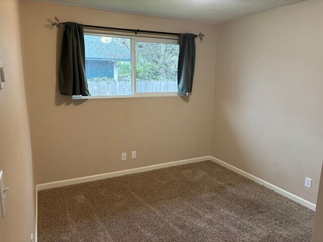 Building Photo - Springfield Duplex- 2 bedroom/1 bath updated unit