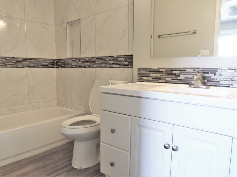 Master bath - 4620 N 68th St