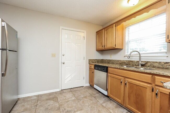 Building Photo - 495 Forest Ridge Dr