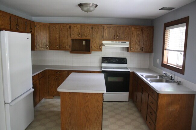 Building Photo - 3 Bedroom Ranch in Appleton