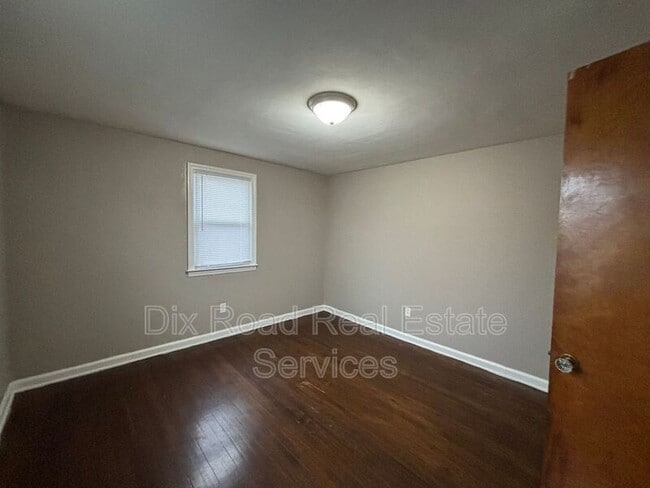 Building Photo - 1670 Darst Ave