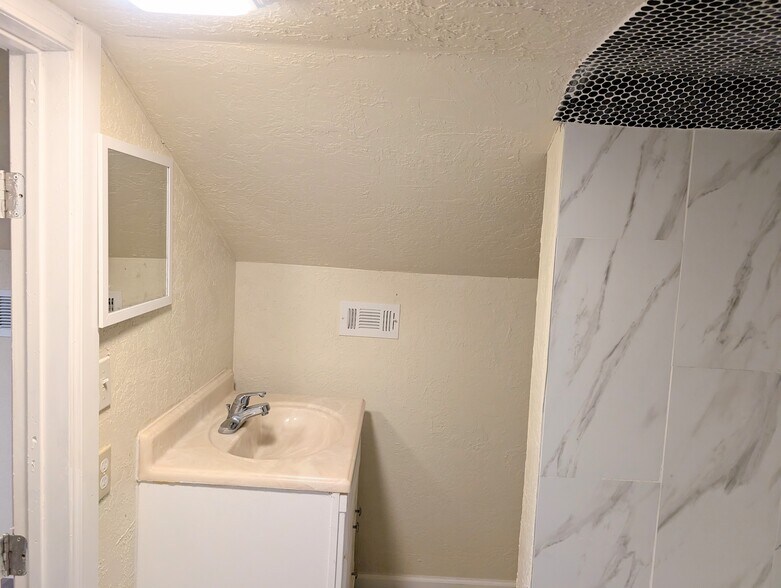 Building Photo - 1826 W Bond St