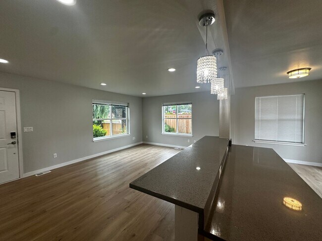 Building Photo - 4324 Hoyt Ave