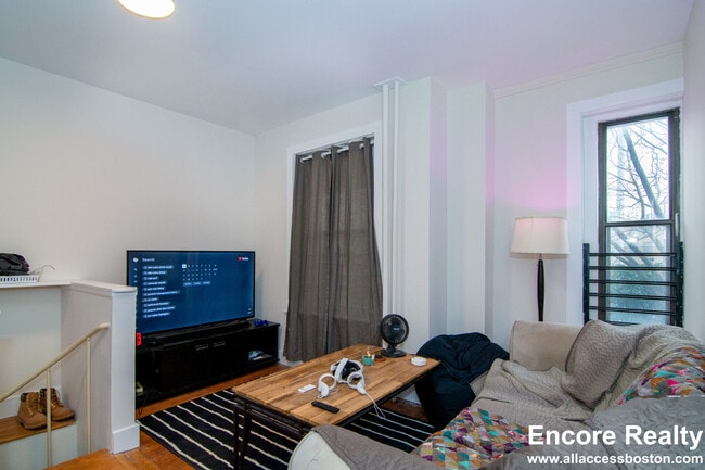 Building Photo - 448 Park Dr