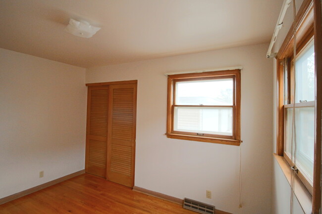 Building Photo - APPLY NOW! Cozy 2 Bedroom Lower Apartment ...