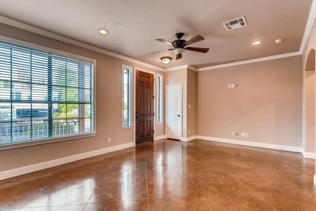 Building Photo - 906 Juniper St, Austin, Texas 78702