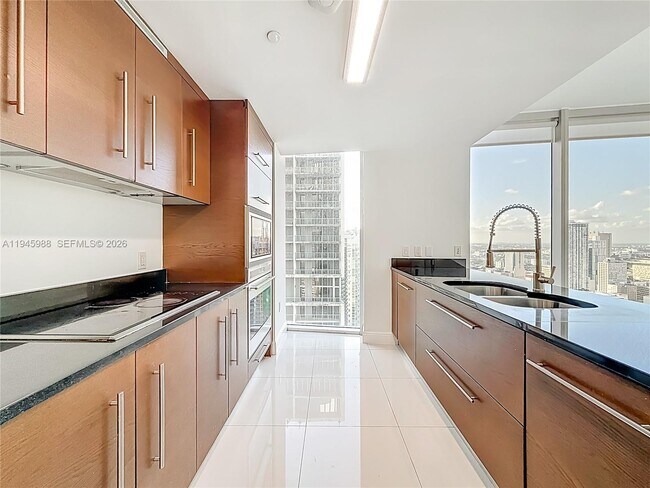 Building Photo - 475 Brickell Ave