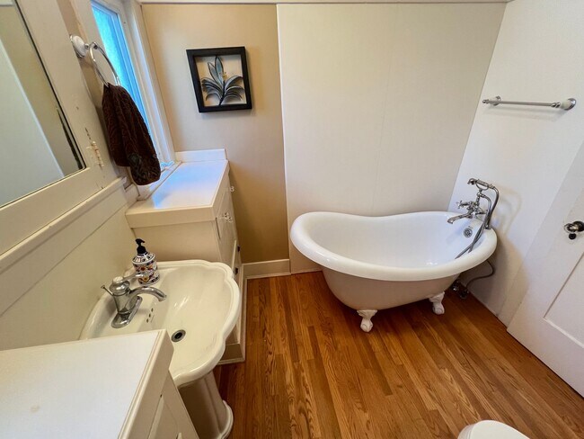 Building Photo - Fabulous 4 Bed 2 Bath One Story Craftsman ...