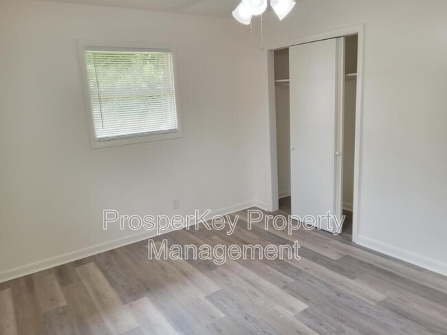 Building Photo - 708 Wright Dr