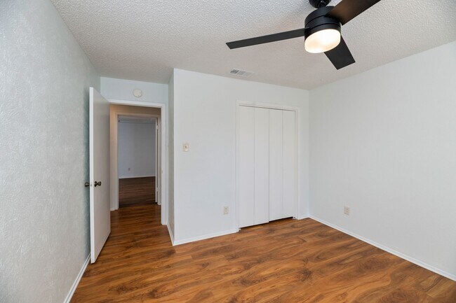 Building Photo - AVAILABLE NOW! BEAUTIFUL 3 BEDROOM HOME LO...