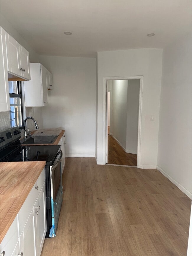 Building Photo - 18xx Bronxdale Ave