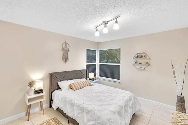 Building Photo - Beautiful 3-Bedroom, 2-Bath Villa with Lak...