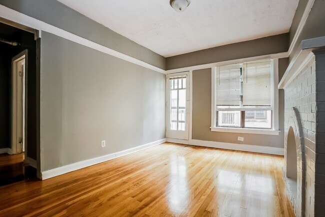 Interior Photo - 4230-38 Michigan
