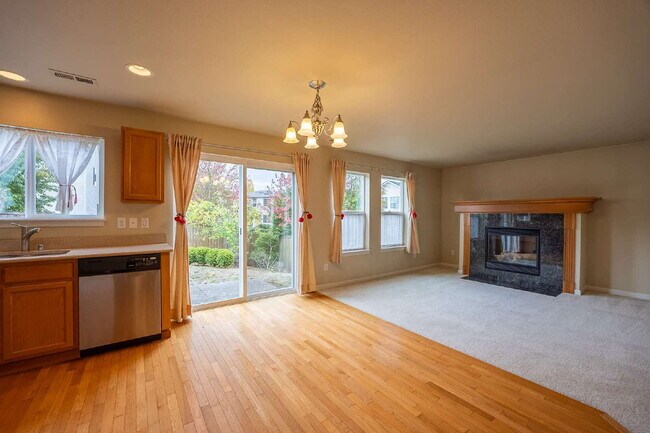 Building Photo - Spacious 3 Bedroom 2.5 Bathroom Rental Pro...