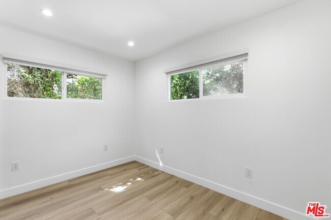 Building Photo - 11671 Chandler Blvd