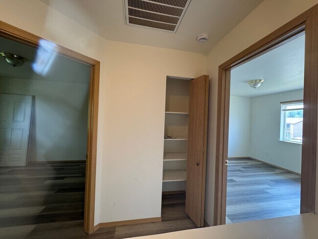 Building Photo - 2 Bed 1.5 Bath Unit!