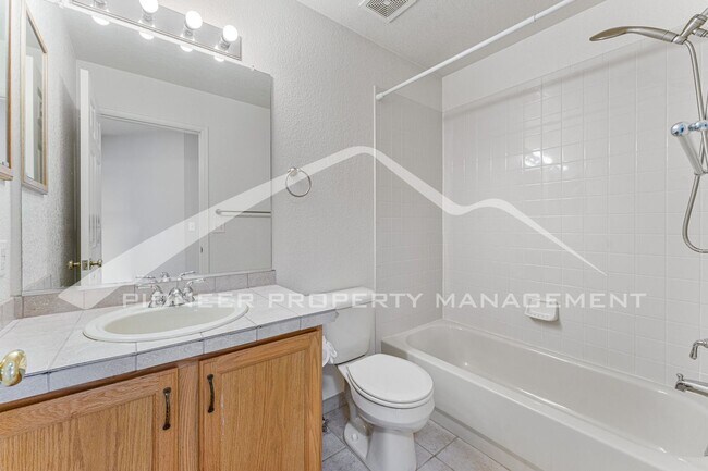 Building Photo - Stunning Home with Washer/Dryer and Central AC