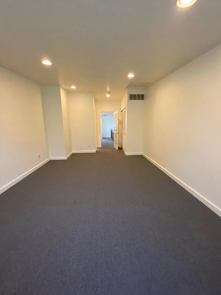 Building Photo - 702 N 2nd St