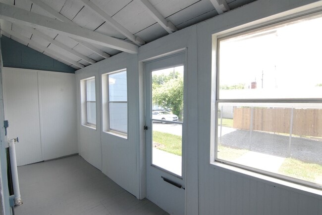 Building Photo - APPLICATIONS PENDING! Charming blue renova...