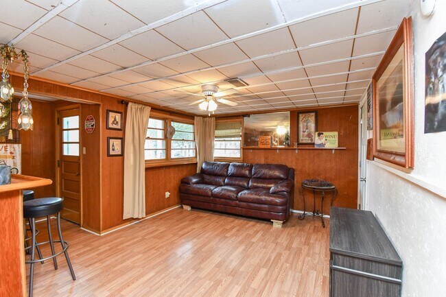 Building Photo - Spacious Central Sioux Falls Home with Ent...