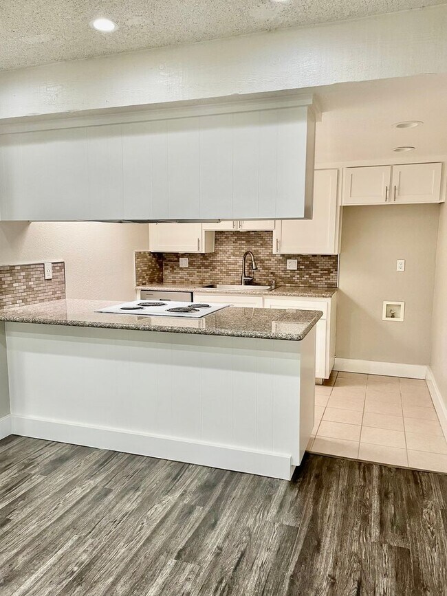 Building Photo - LARKSPUR 2431-2433