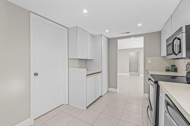 Building Photo - 330 S Golf Blvd