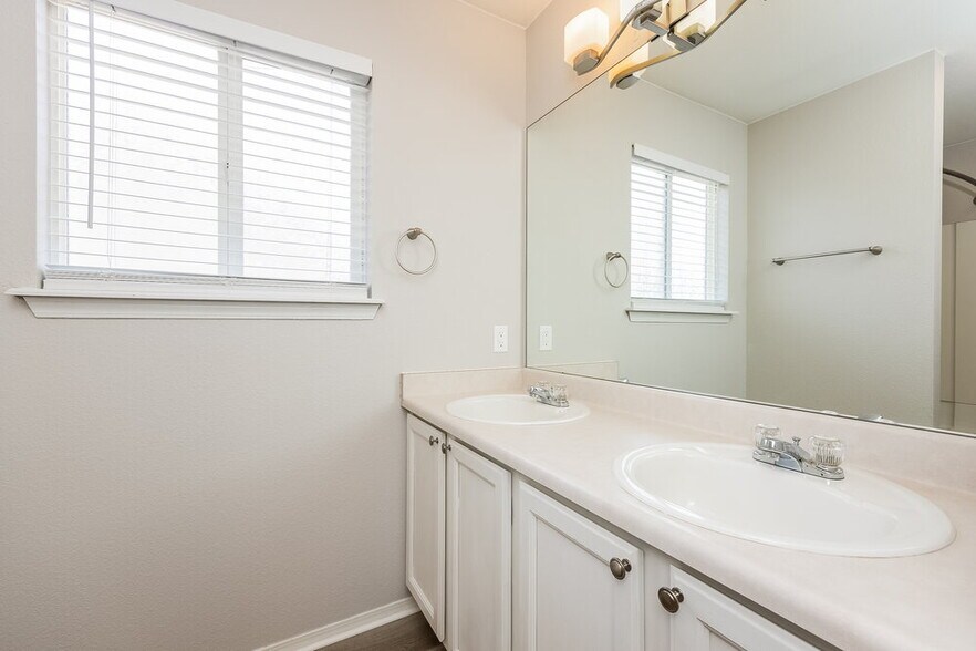 Building Photo - 6325 Ashridge Ct