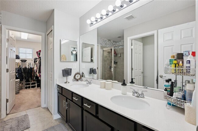 Building Photo - 2438 Seven Oaks Dr