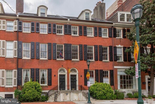 Building Photo - 704 S Washington Square