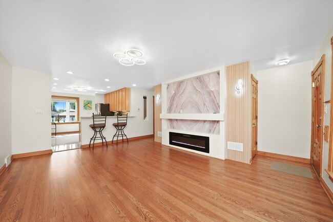 Building Photo - 1412 Balmoral Ave