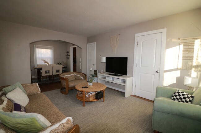 Building Photo - 626 Bertrand St