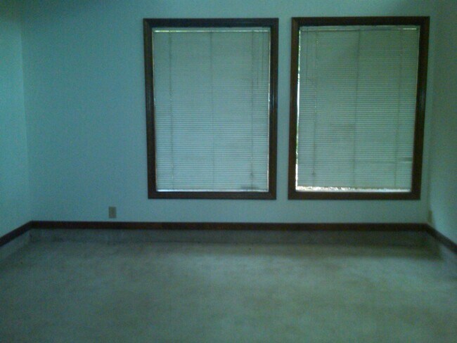 Building Photo - 4852 Rosewell Dr