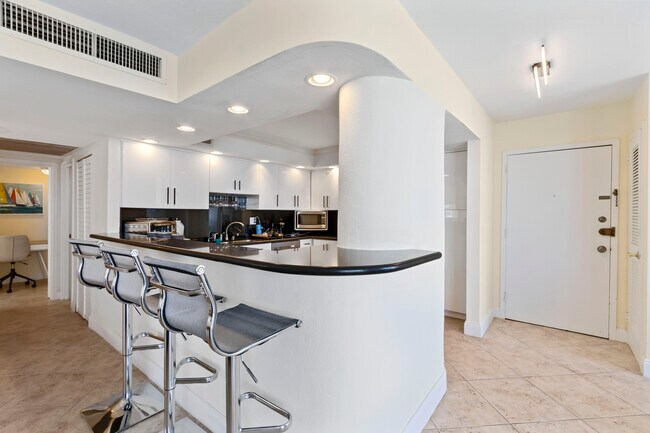 Building Photo - 2030 S Ocean Dr