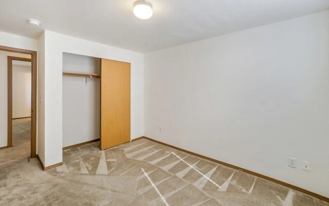 Building Photo - Spacious 3BD 2BA