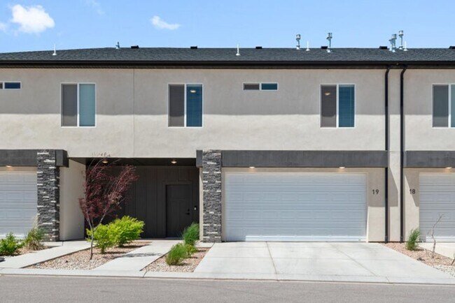 Primary Photo - 3 bedroom - 2.5 bathroom Townhome in Cross...