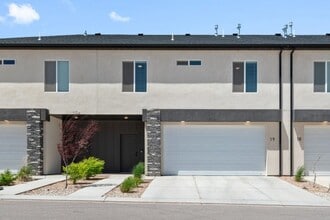 Building Photo - 3 bedroom - 2.5 bathroom Townhome in Cross...