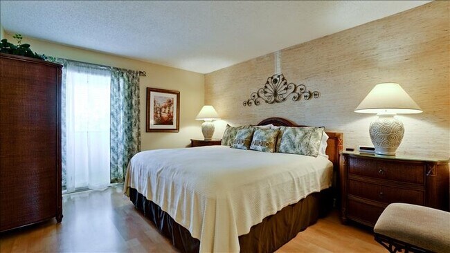 Bedroom 2 w/ en-suite bathroom - 6400 Flotilla Dr